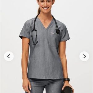 Figs Catarina One Pocket Scrub Top (graphite)